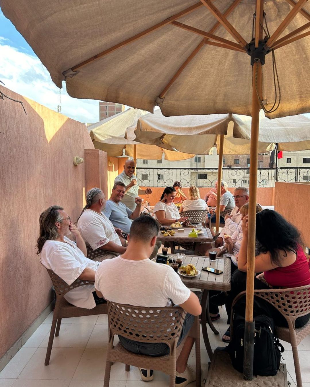 Rooftop breakfast with pyramid views